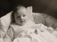 Süßes Baby Säugling Mädchen lacht sitzt im Kissen Bett Altes Foto