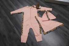 Designer Burberry 3-teiliges Geschenkset, Mädchen rosa 3 Monate Body, Mütze, Lätzchen 189£