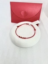 Rotes glücksarmband mit - mit, drei