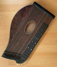 Dachbodenfund: antike Zither - anschauen!