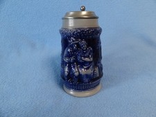 Bierkrug mit Zinndeckel 0,5 Ltr. Handarbeit Oma und Opa auf der Bank