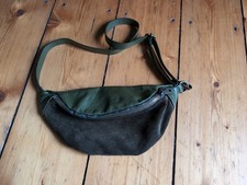 Brustbeutel Tasche Umhängetasche Grün Wildleder Guts  & Gusto