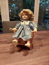 Deko Puppe Keramik im Stuhl