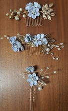 Schönes Haarschmuck-Set mit zartblauen Blüten, Perlen und kupferfarbigem Draht