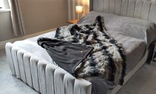 Grauer italienischer Wolf mit schwarzem Polarfleecefutter - hochwertiger Super Deluxe Überwurf