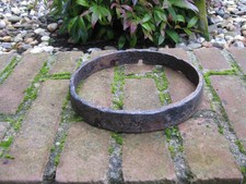 Schmiedeeisen, rostiges Antikeisen, Alteisen, Eisenring, Radnabe, Holzrad