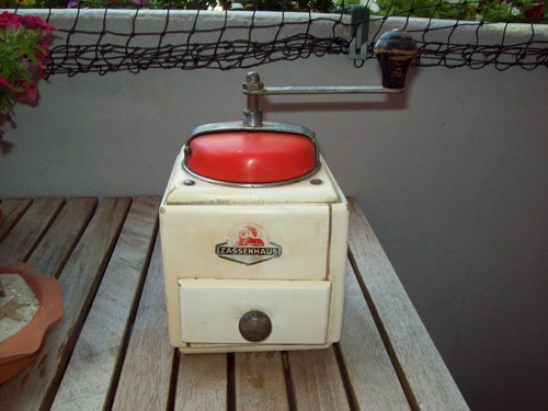 Vintage sehr alte kaffeemühle - sehr,