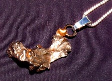Anhänger Meteorit Campo del Cielo, mit Kette versilbert, 28x14x8mm 5,8g