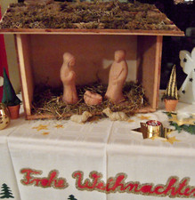 Krippenfiguren aus Ton, Stall