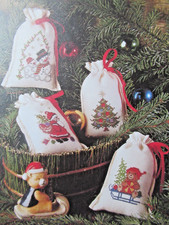 Stickvorlage "Weihnachtliche Geschenksäckchen" 4 Kreuzstichmotive RICO Design