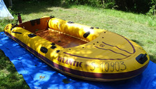 Schlauchboot mit Segelaufsatz