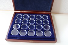 SAFE Elegance Münzkassette - Holzkassette mit 3 samtblauen Einlagen und Kapseln