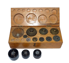 Satz alte Gewichte für Kaufmannswaage im Holzkasten