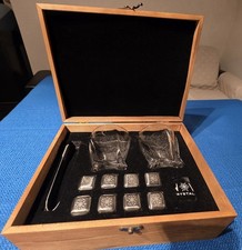 Whiskygläser- Steine-Set - Holz-Box mit  Gläsern, Zange und Cubes
