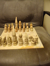 Vintage afrikanisches Speckstein Schachspiel und quadratisches Schachbrett