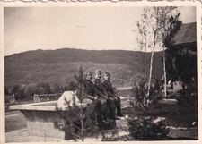 Foto - Norwegen Deutsche Soldaten vor Brunnen Haus mit Tarnung - 2.WK