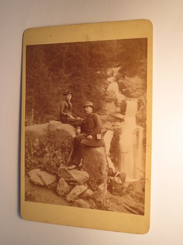 Paar auf stein vor - paar, wasserfall