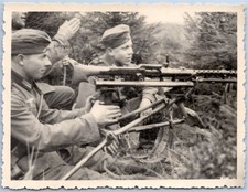 Wehrmacht Soldaten mit MG 34 Maschinengewehr - WK2 Foto 12x9cm