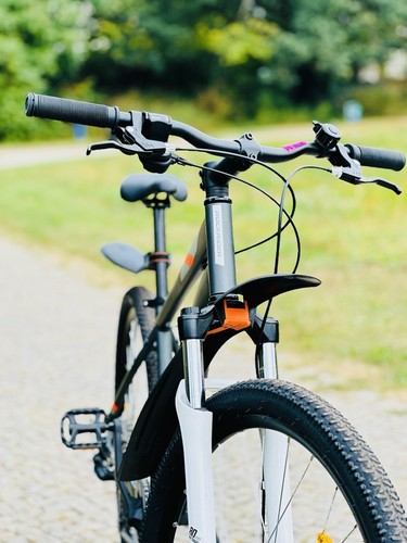 Neues schwarzes fahrrad - neues,