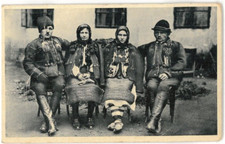 Ansichtskarte Ukraine - Podk. Rus. - Huzul Erwachsene in Trachten - 1940 - s/w