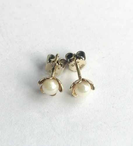 Earrings studs with pearls