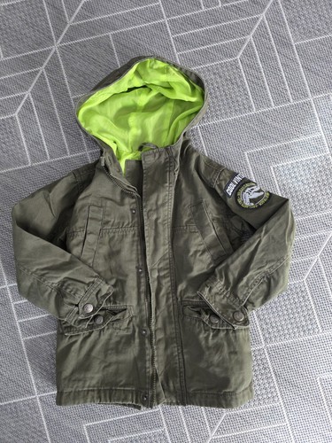 Olivgrüne kinderjacke mit - kinderjacke,