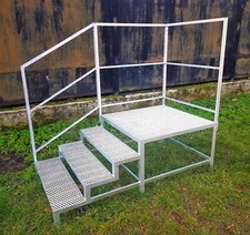 Außentreppe Stahltreppe mit Podest Breite 100 cm Höhe 70-85 cm verzinkt