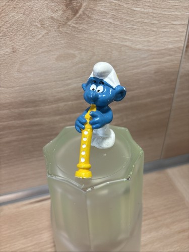 Flötenschlumpf mit