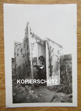 Altes Foto deutscher Soldat sitz in getarnter Latrine / Donnerbalken 2. WK