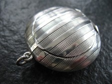Pillendose Silber 800 Anhänger Dose sehr schön von ca. 1920