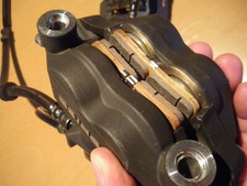 NEU GSX R 600 750 1000 K5 K6 2x Bremssattel Brems-Zangen re+li 2006 Belag TOKICO