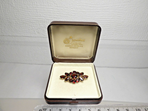 70er brosche granat - j.,