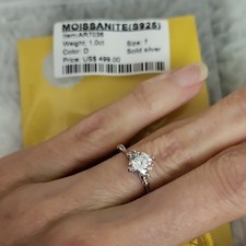 Moissanit 1,0 kt D Farbe