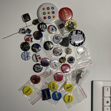 Sammlung Pins Abzeichen Buttons