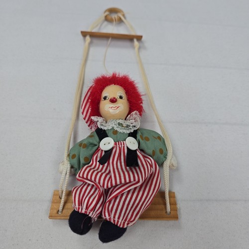 Clown figur auf schaukel - auf,