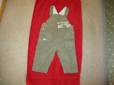 Latzhose Cordhose Gr. 80  von BABY CLUB oliv Schritt zum Aufknöpfen