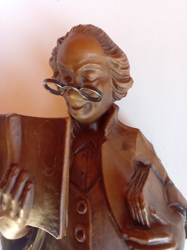 Holzfigur der bücherwurm - holzfigur, nach