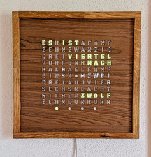 Wortuhr aus Massivholz mit