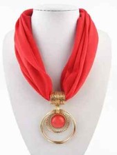 Schmuck Schal Schmuckschal rot Anhänger goldfarben mit Stein Halskette Halstuch