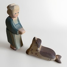 Ostheimer Figur Großmutter & Tier Robbe Seehund Holzfiguren Holztiere