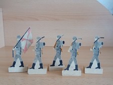 Papp Soldaten auf Holzsockel