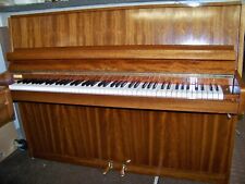 Klavier "Faser“ mit Klavierbanck und Moderator