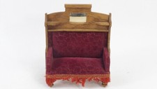 Uraltes Sofa mit Spiegel -