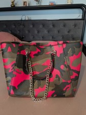 ? Stylische Guess Tasche – Rosa Camouflage ?