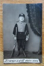 Altes Portrait Foto / kleiner Junge in Uniform Pickelhaube Spielzeug Gewehr 1915