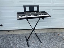 Keyboard Yamaha PSR-E 353 mit Stativ und Ladegerät