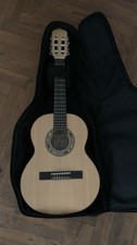 Gitarre mit Tasche und Buch