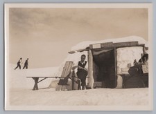 Mann neben Iglu Schneehütte -