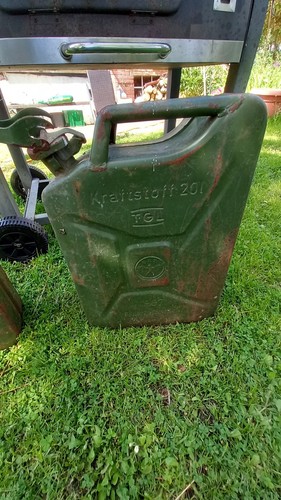 Zwei alte benzinkanister - alte,
