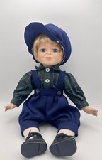 Sammelpuppe Junge mit blonden Haaren, blauer Kleidung und Mütze